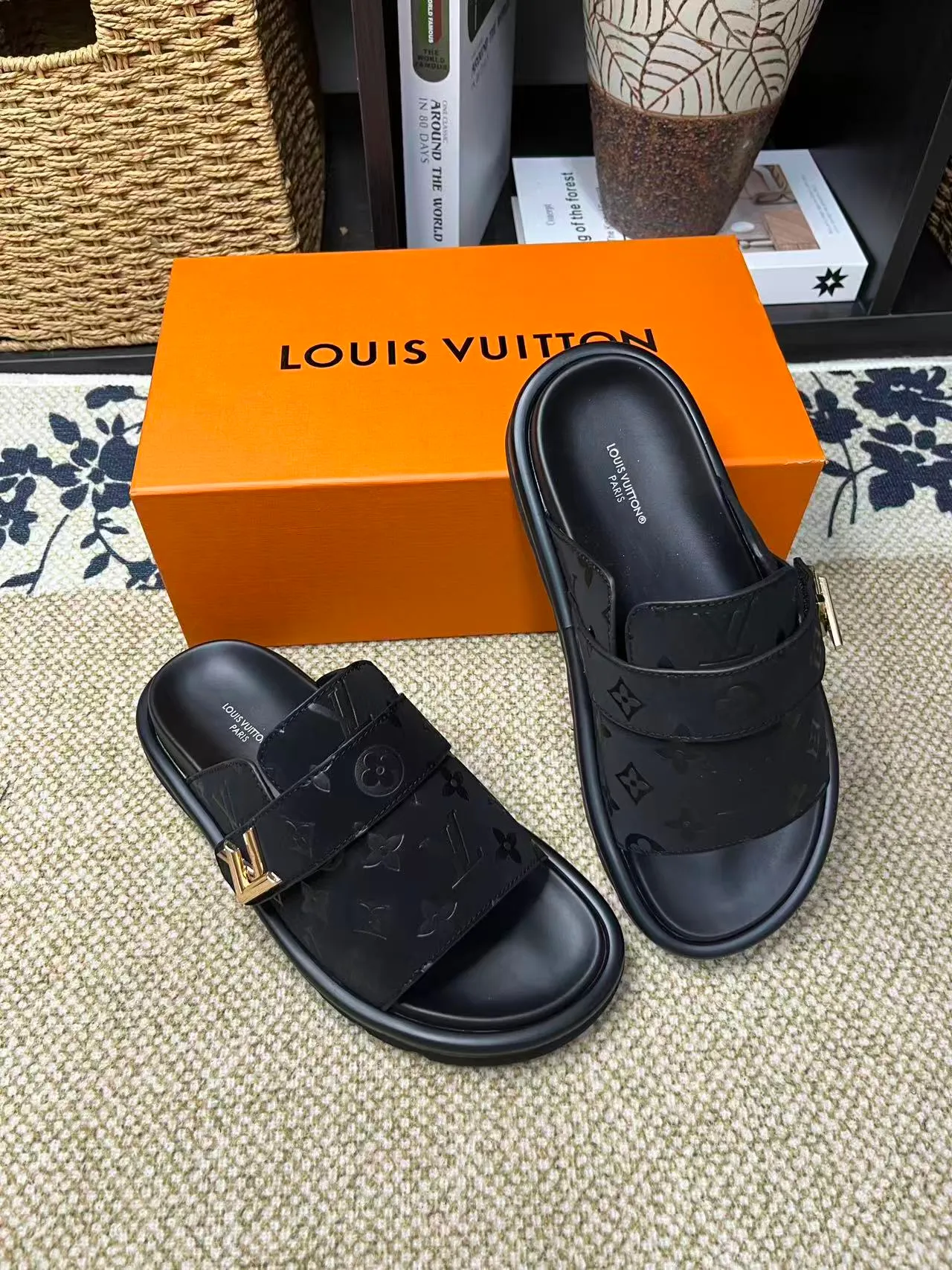 P340 [New Style] [LOUIS VUITTON] Louis Vuitton, LV printing, men's and women's slippers are now on the market, packed in drawer boxes with cloth bags and cards, the upper pattern looks very soft and waxy, and is a super versatile leg slimming tool. Fabric: imported denim/canvas/old fabric, LV hardware LOGO, official website pattern printing, comfortable to wear, feet: high-elastic PU water table. Sole: foam sole, heel height: about 5cm. Code number: 35-46, 35, 45, 46 are custom-made and non-returnable. Color: multiple colors and styles available.